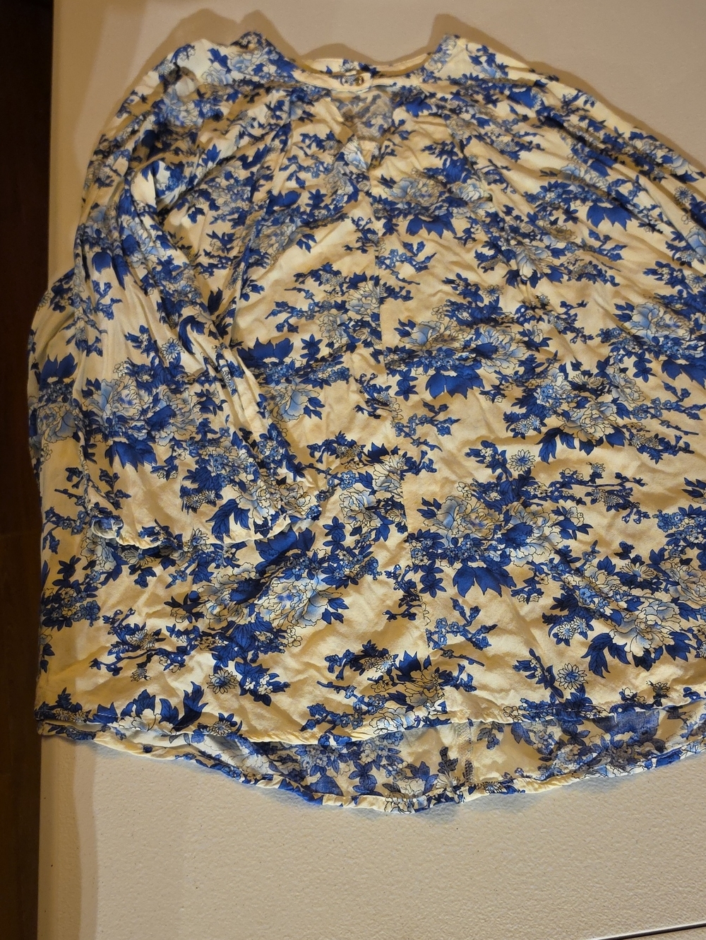 En Creme White and Blue Floral Flowing Boutique Blouse